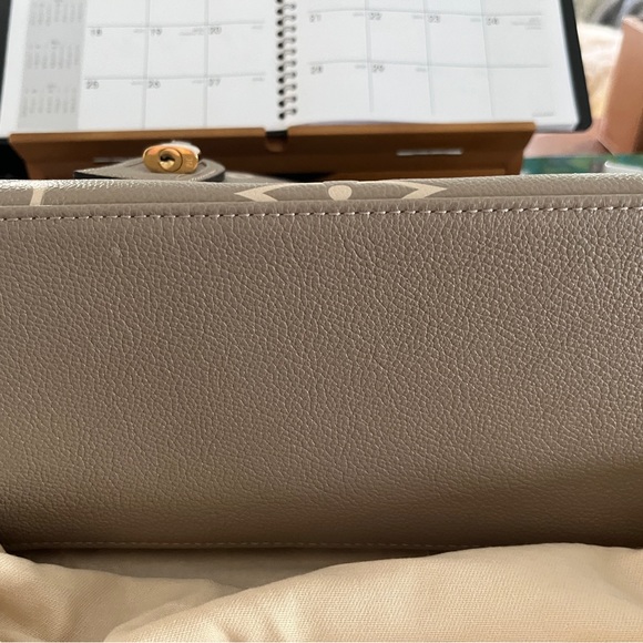 Louis Vuitton Petite Palias in Dove&Cream - Picture 4 of 6